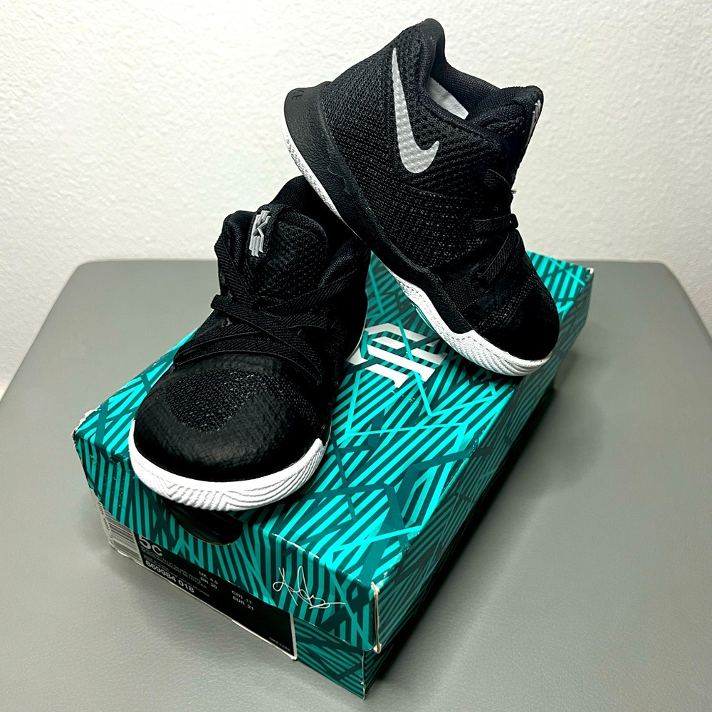 Nike Kyrie 3 TD sneakers, black, size 5C